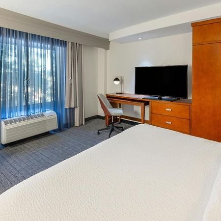 Hotel Courtyard By Marriott Wichita At Old Town Exterior foto