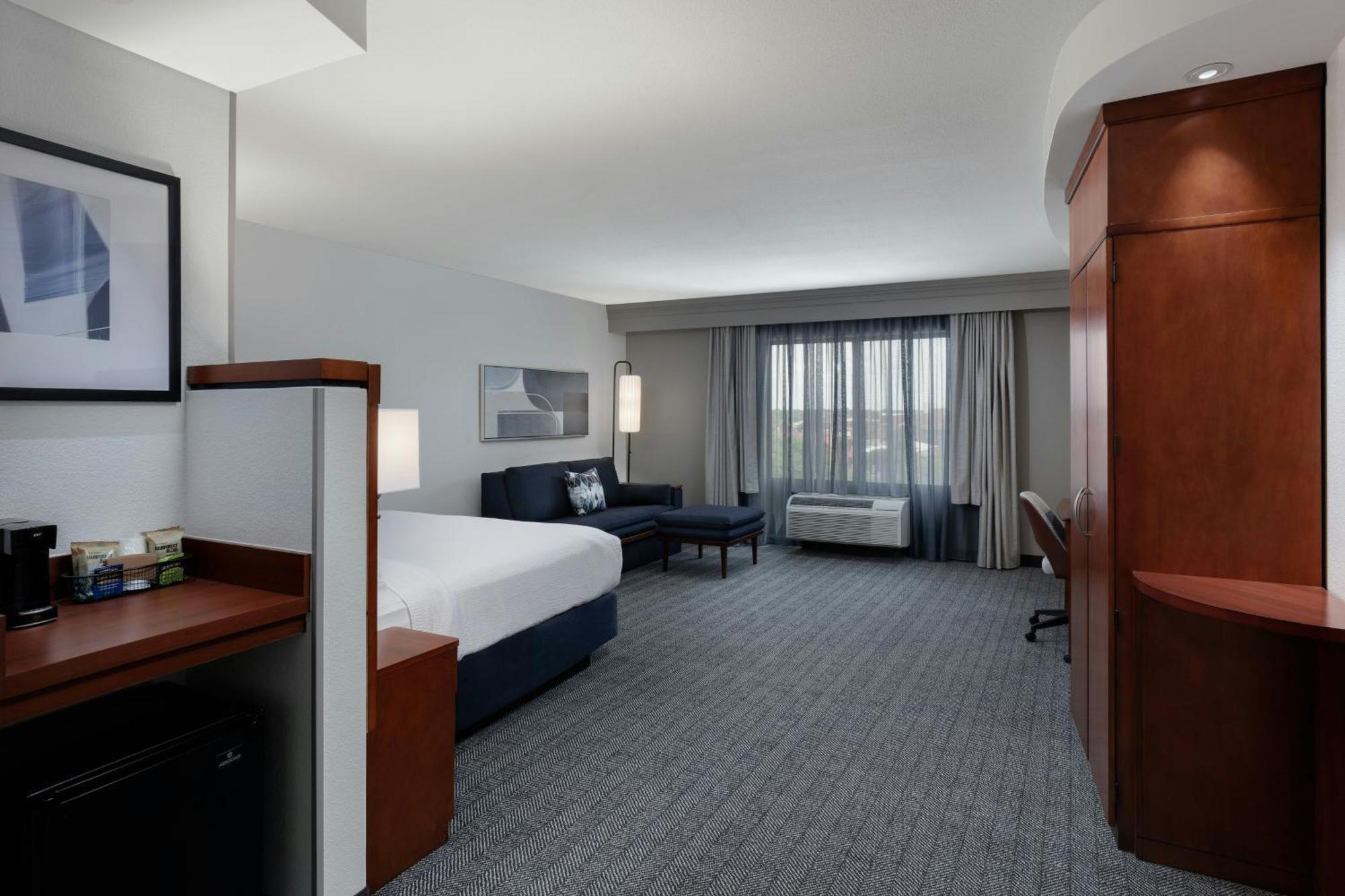 Hotel Courtyard By Marriott Wichita At Old Town Exterior foto