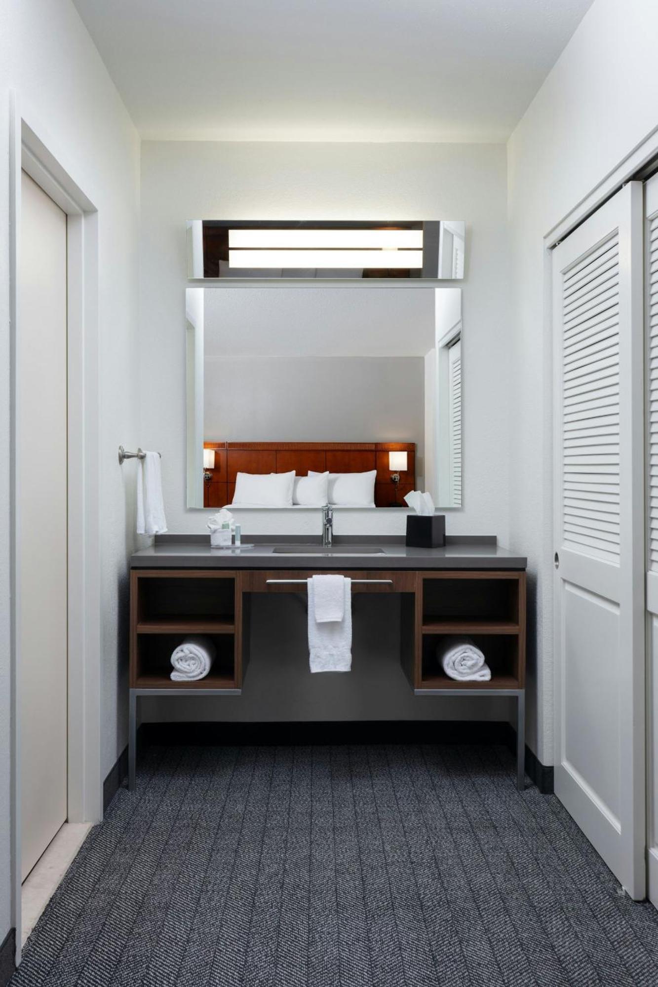 Hotel Courtyard By Marriott Wichita At Old Town Exterior foto