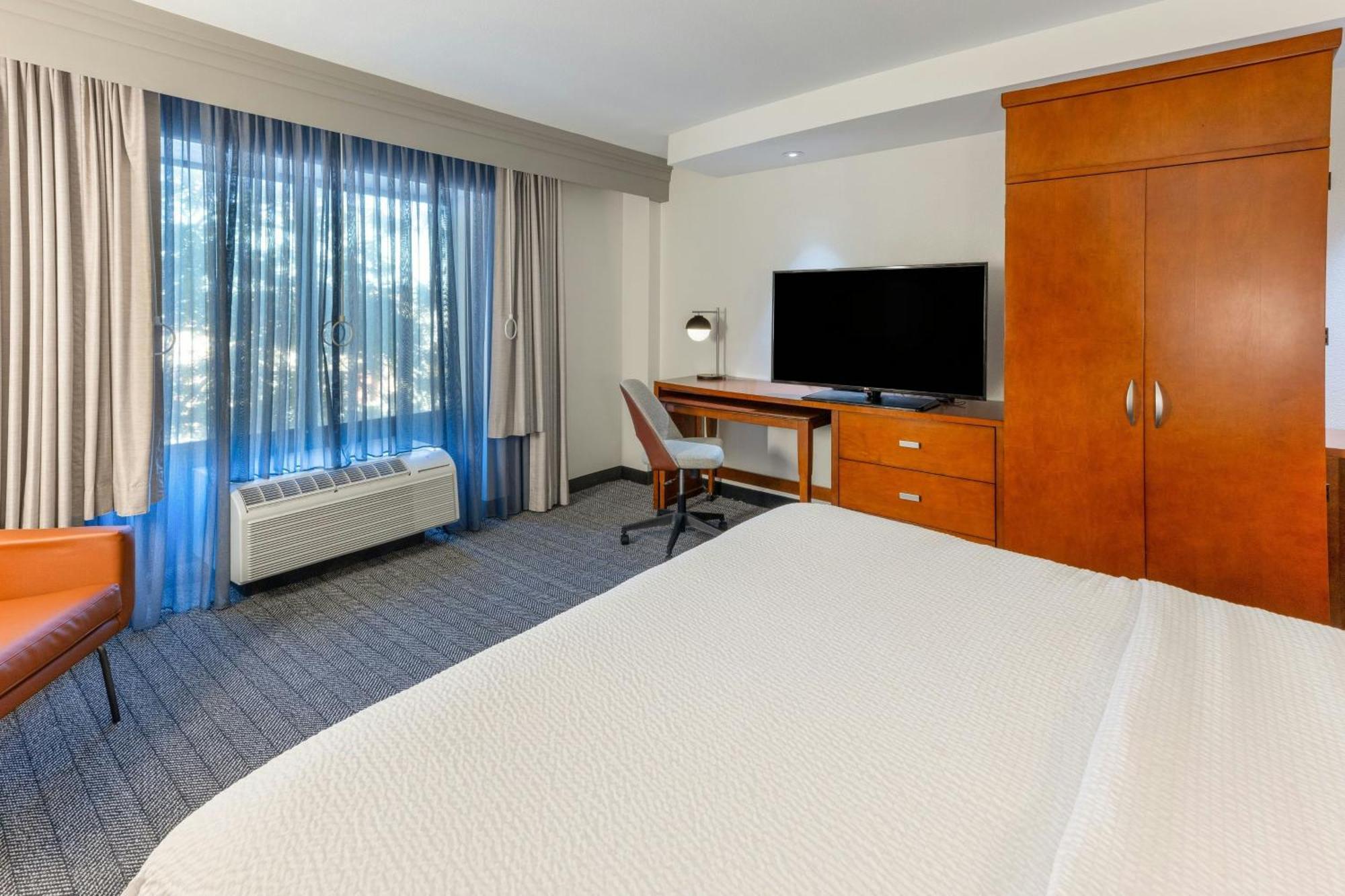 Hotel Courtyard By Marriott Wichita At Old Town Exterior foto