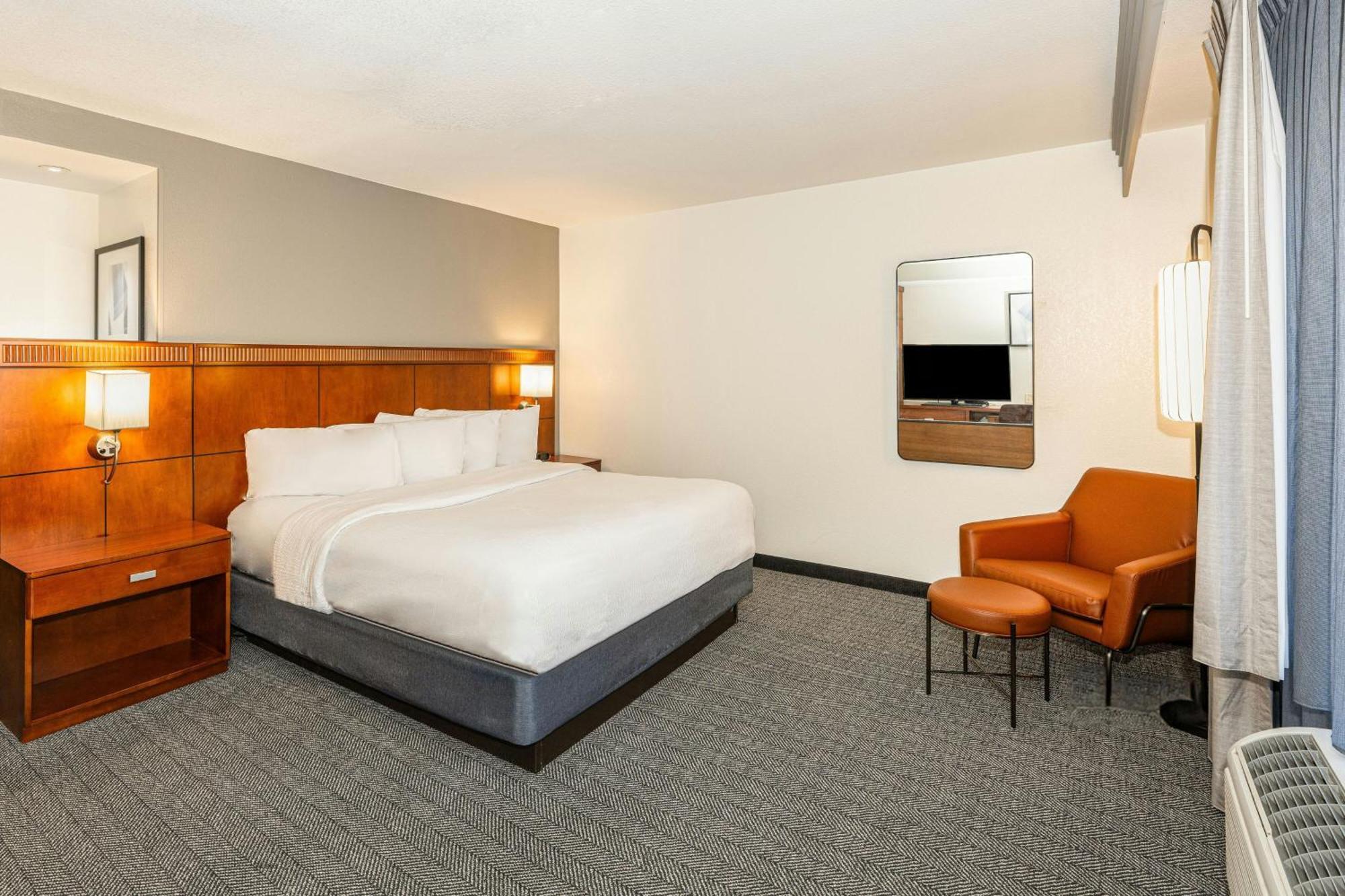 Hotel Courtyard By Marriott Wichita At Old Town Exterior foto