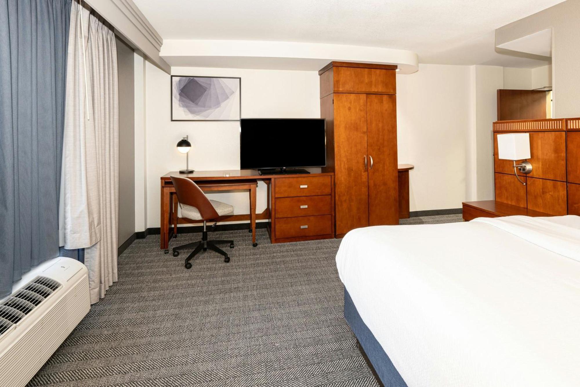 Hotel Courtyard By Marriott Wichita At Old Town Exterior foto