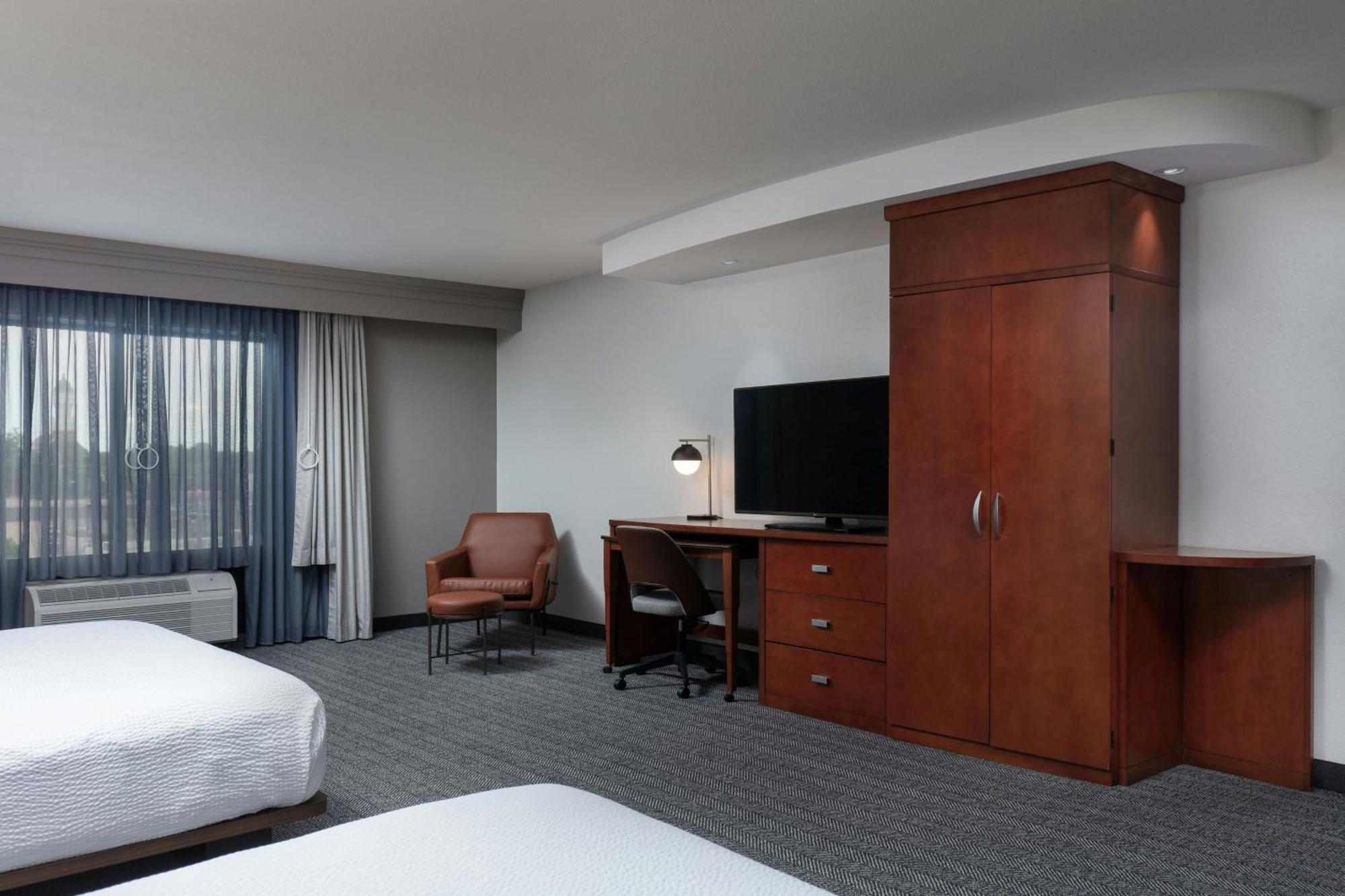 Hotel Courtyard By Marriott Wichita At Old Town Exterior foto