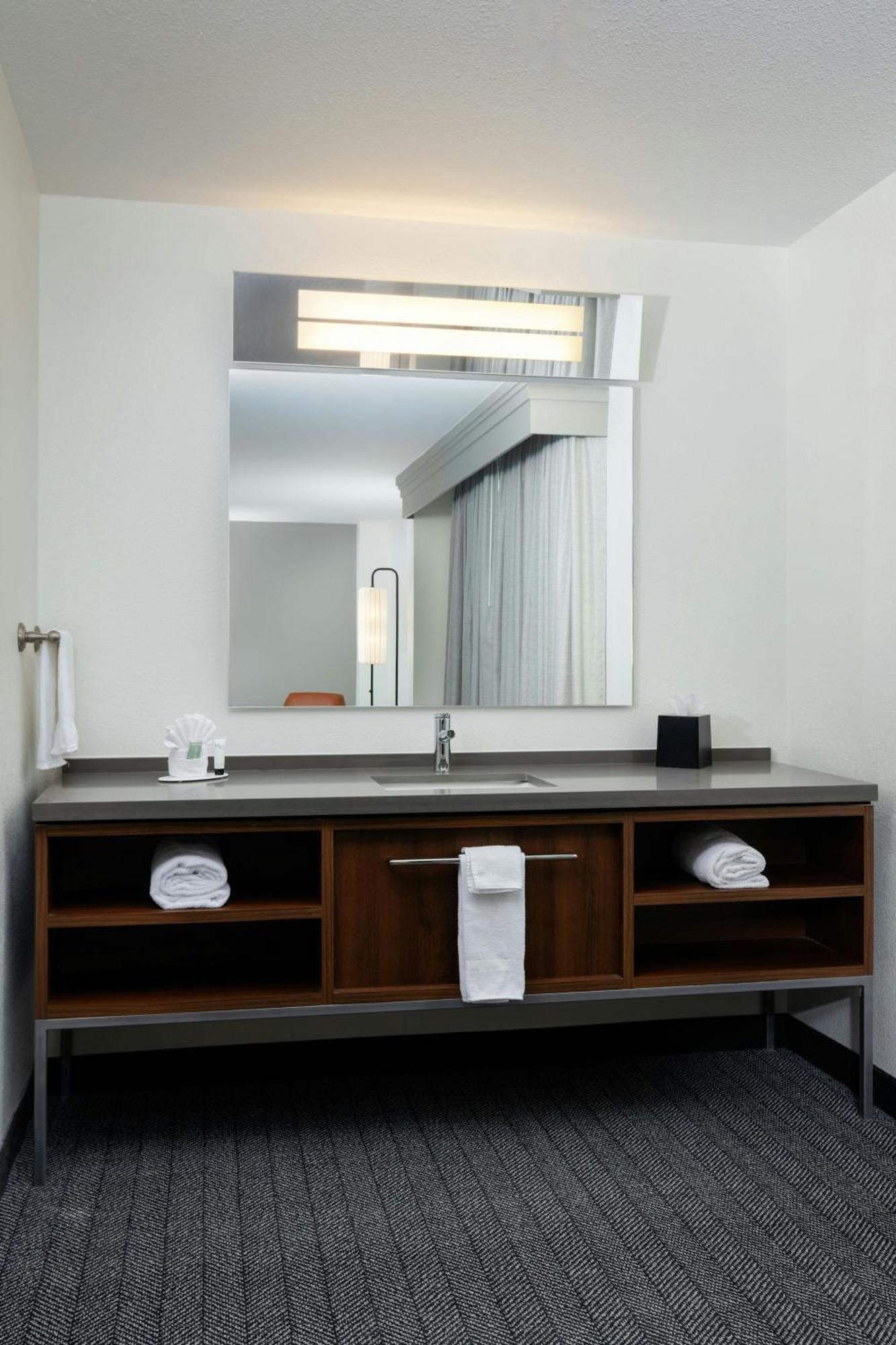 Hotel Courtyard By Marriott Wichita At Old Town Exterior foto