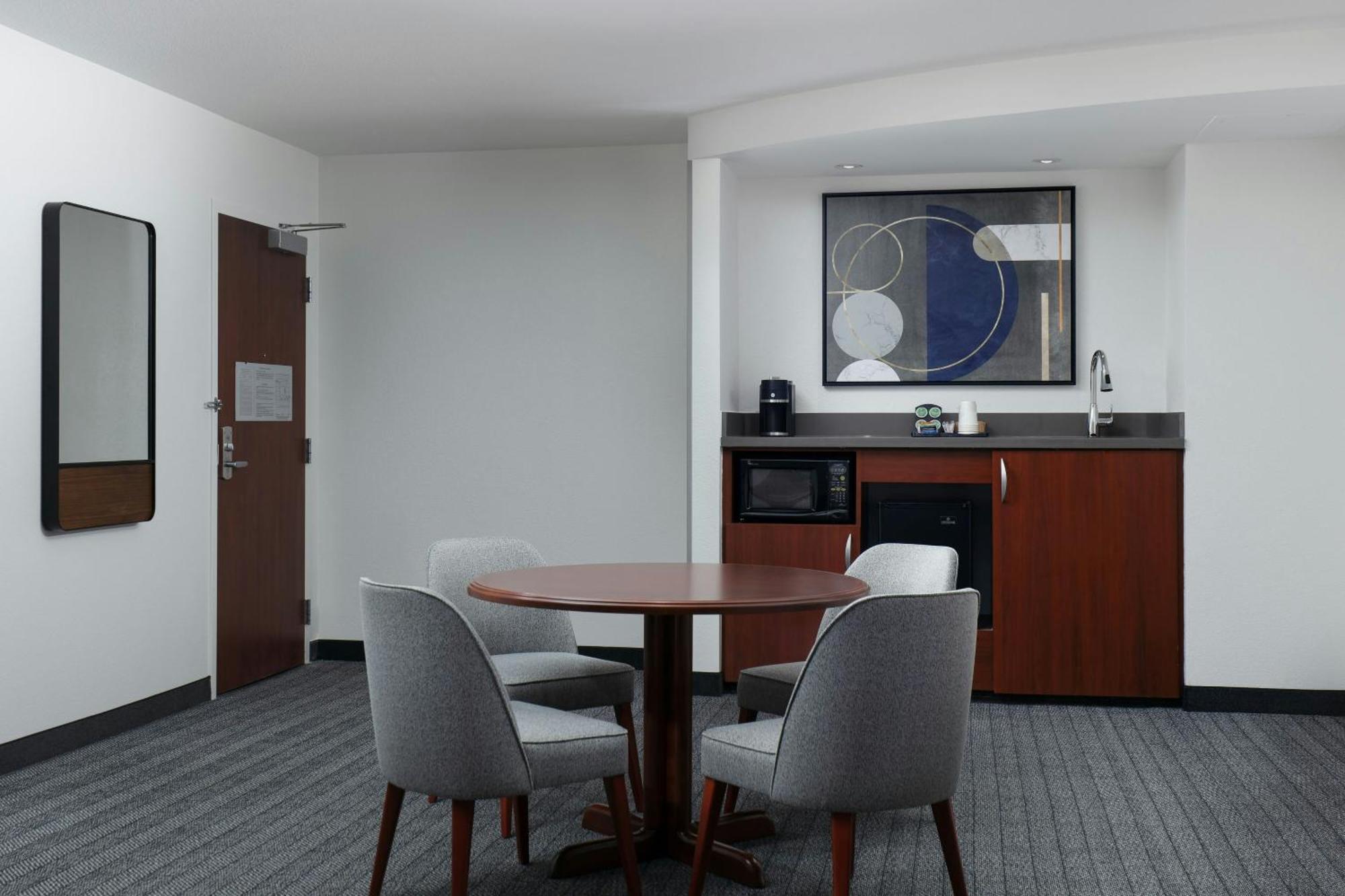 Hotel Courtyard By Marriott Wichita At Old Town Exterior foto