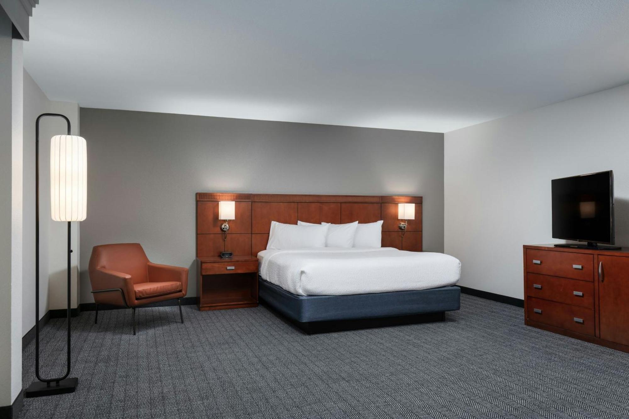 Hotel Courtyard By Marriott Wichita At Old Town Exterior foto